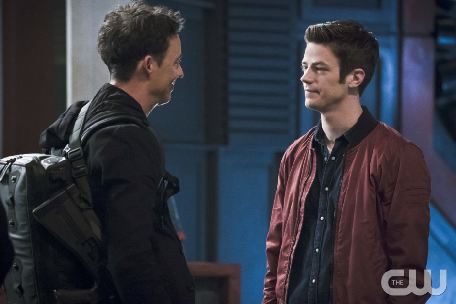 The Flash -- "The Race of His Life" -- Image: FLA223a_0223b.jpg -- Pictured (L-R): Tom Cavanagh as Harrison Wells and Grant Gustin as Barry Allen -- Photo: Katie Yu/The CW -- ÃÂ© 2016 The CW Network, LLC. All rights reserved.